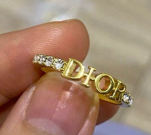  Nhẫn D chữ dior đính đá quanh 