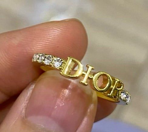  Nhẫn D chữ dior đính đá quanh 