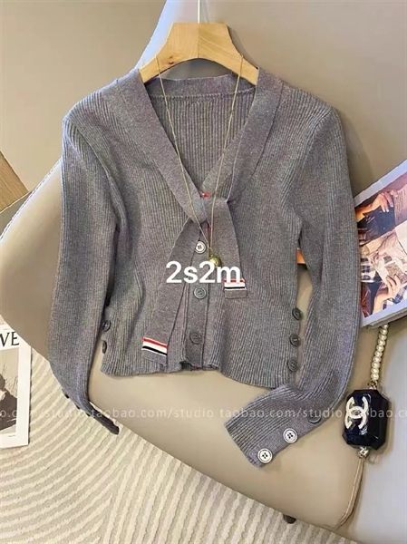  AKN Thom len cổ nơ phối tay cúc 