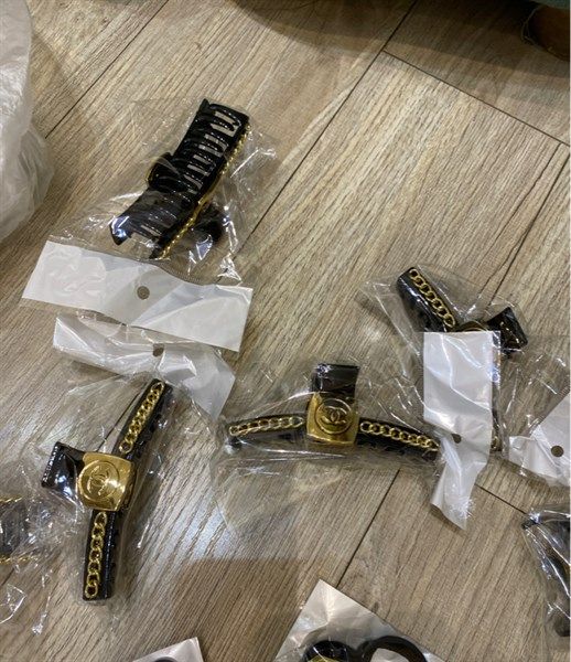  Kẹp tóc Chanel vàng 