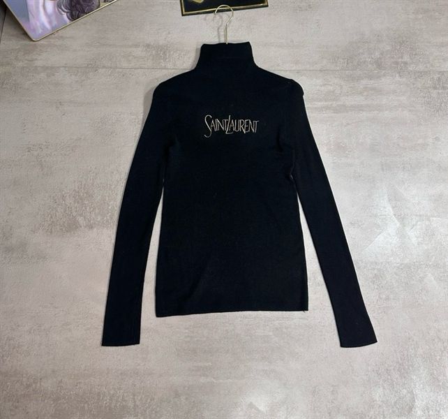  ADTN len YSL cổ cao chữ ngực 