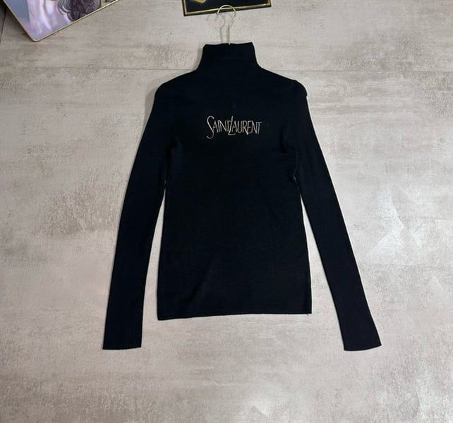  ADTN len YSL cổ cao chữ ngực 