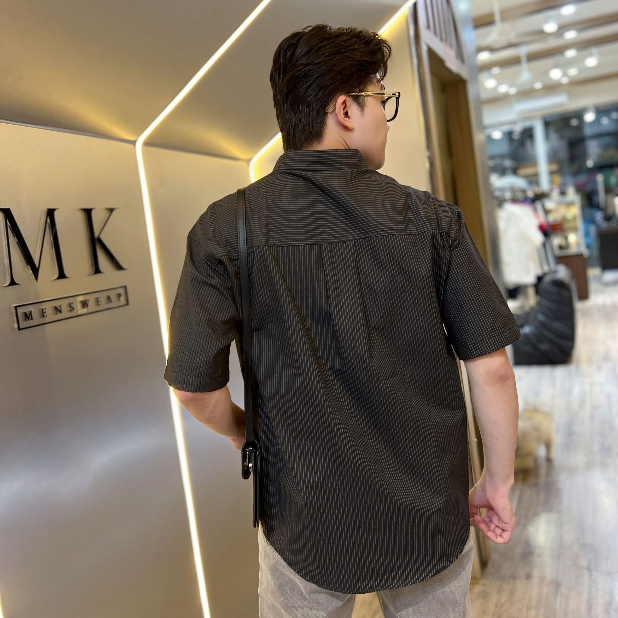  [ẢNH THẬT] Sơ Mi Ngắn Tay Nam Nữ Kẻ Sọc Logo Ngực 380 