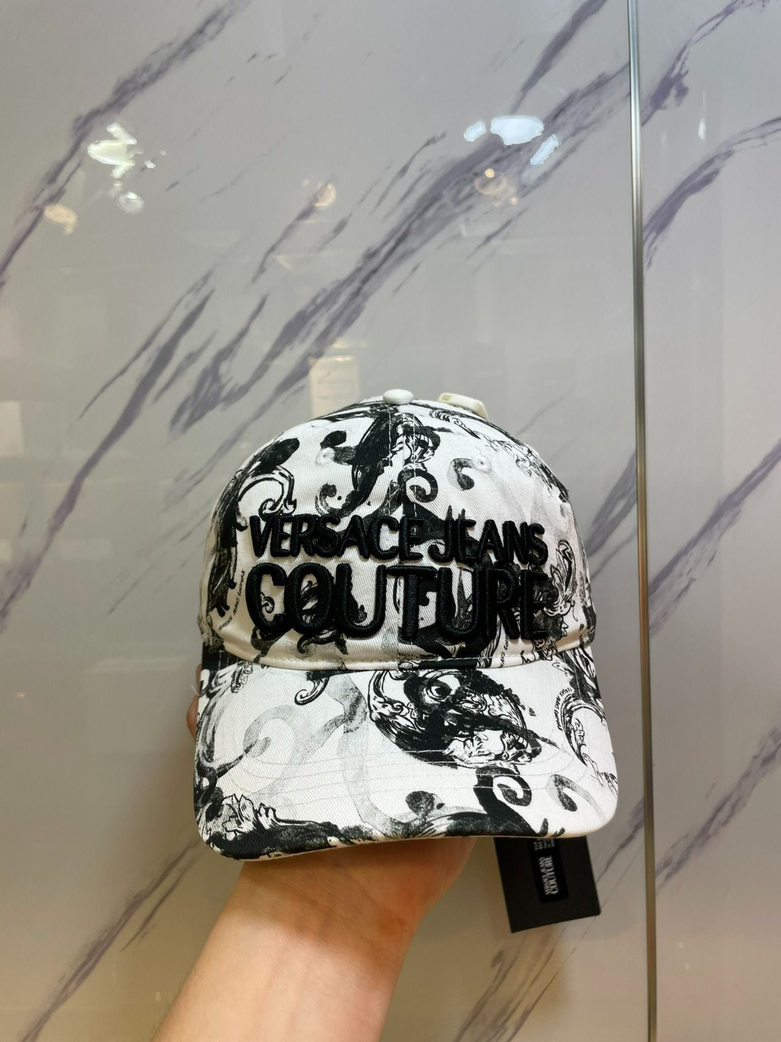 Nón Versace Trắng Hoa Lá Đen Chữ Đen - New - 76GAZK10