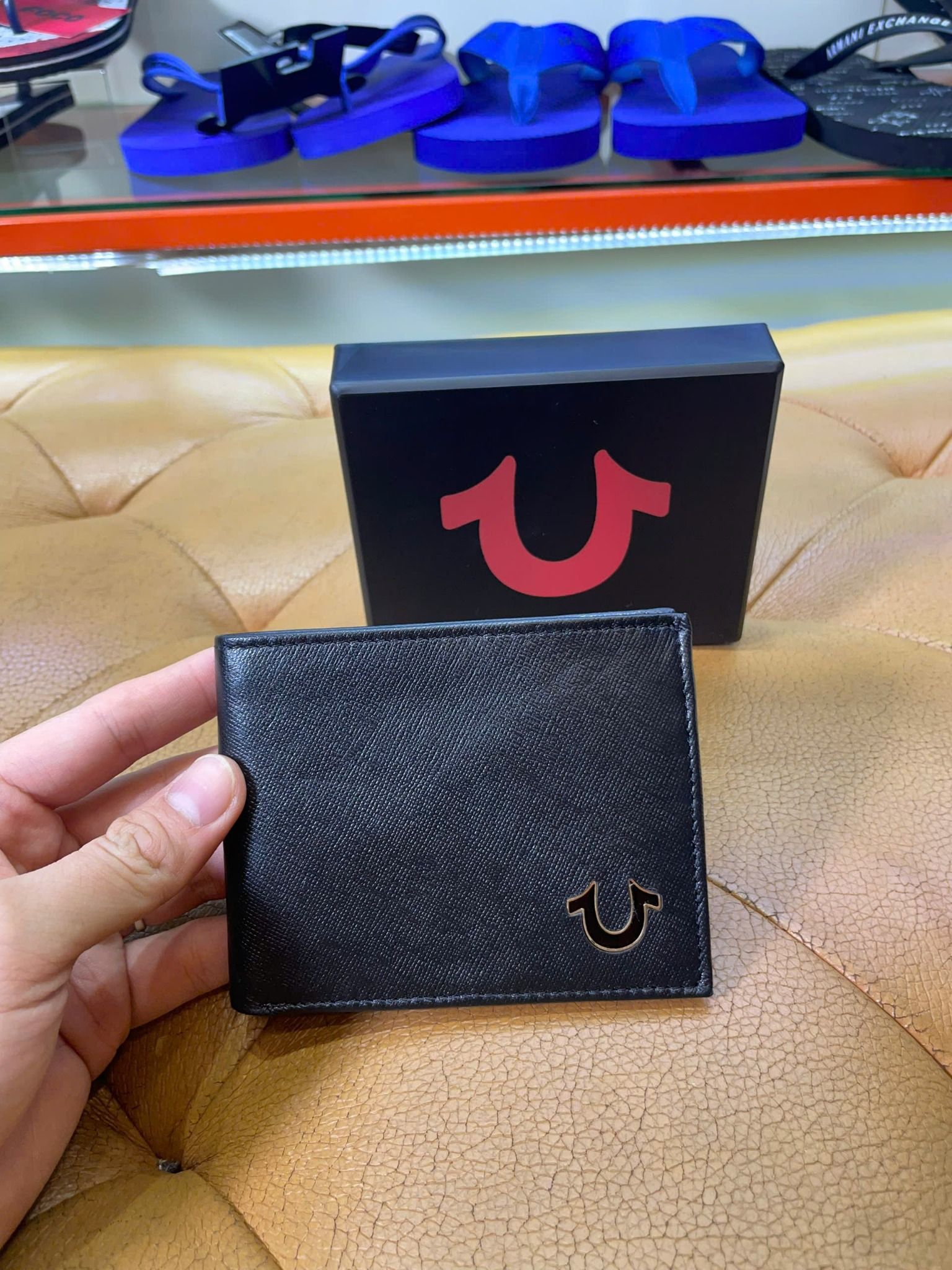 Ví Ngang True Religion Đen Logo Đen Viền Vàng - New - TR203233