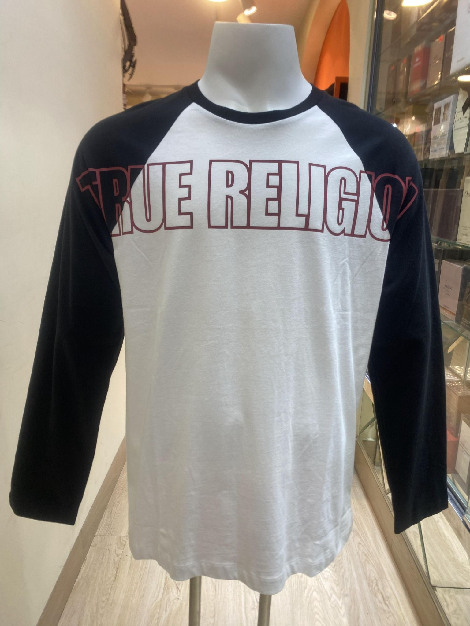 Áo Thun Tay Dài Đen Trắng Chữ Đỏ True Religion - New - 105801