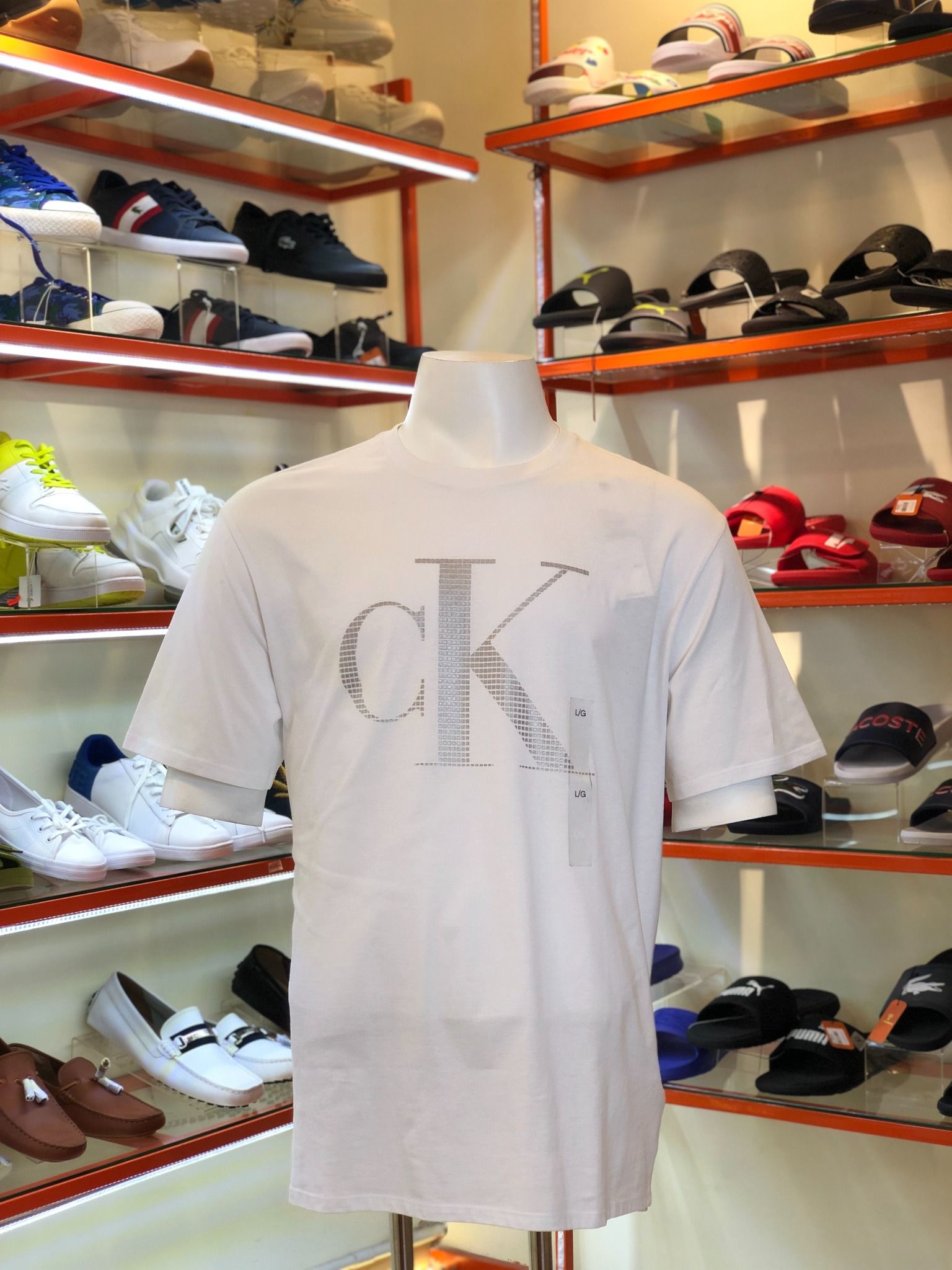 Áo Thun Trắng Chữ Chấm Xám Calvin Klein - New - SP40581599