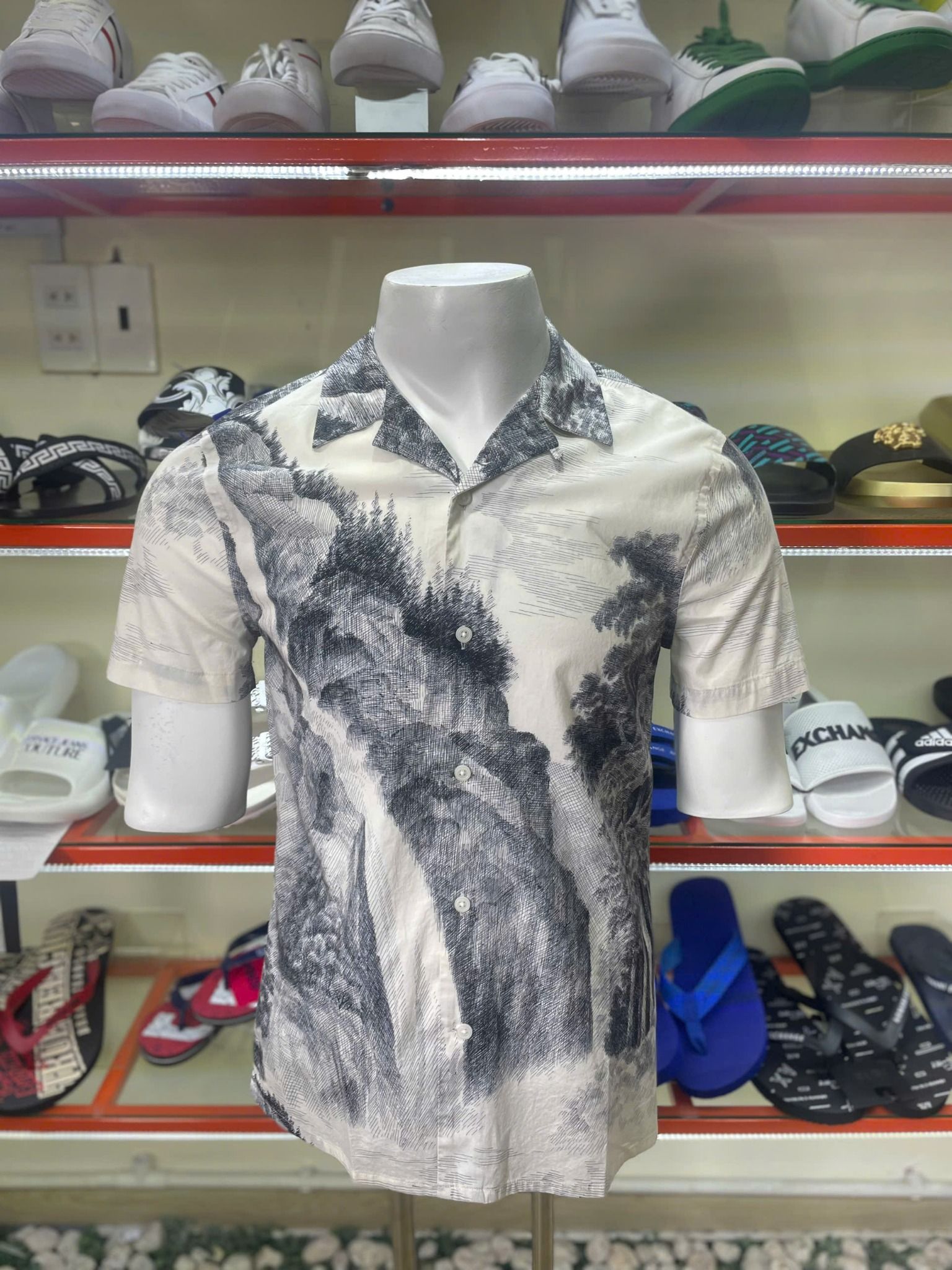 Áo Sơ Mi Tay Ngắn Express Kem Cây Đen - New - 01696220 - TE01