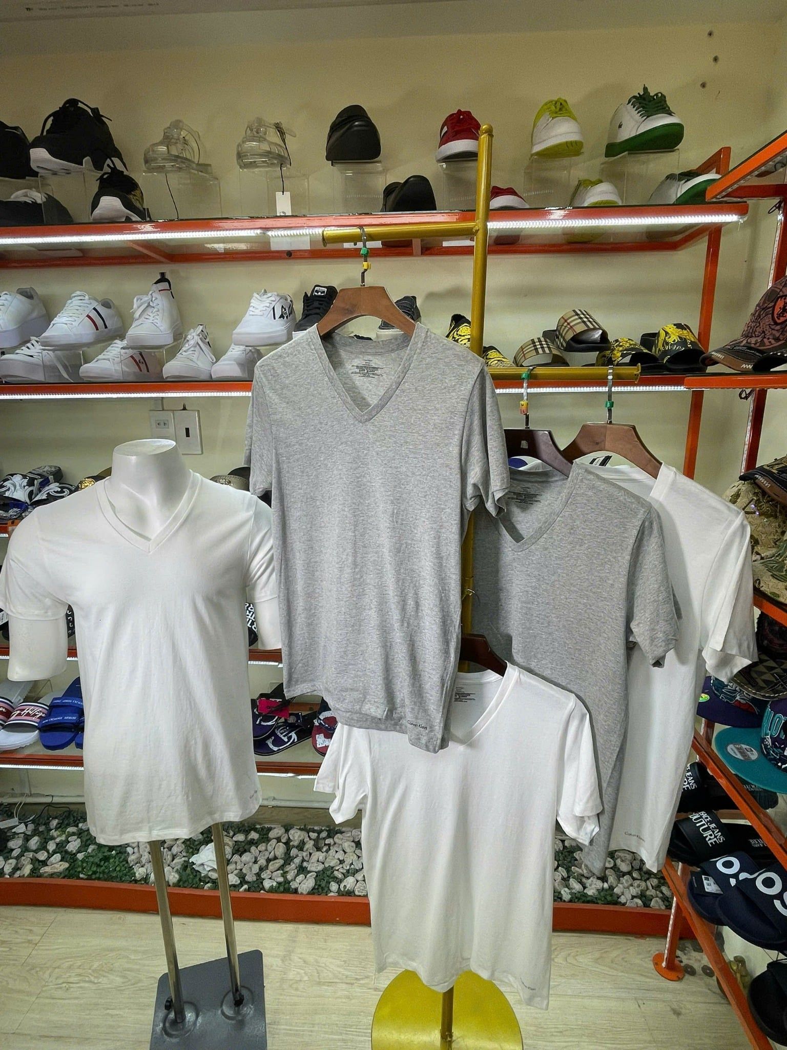 Áo Lót Cổ Tim Calvin Klein Trắng Xám Classic Fit - New - NB1431046