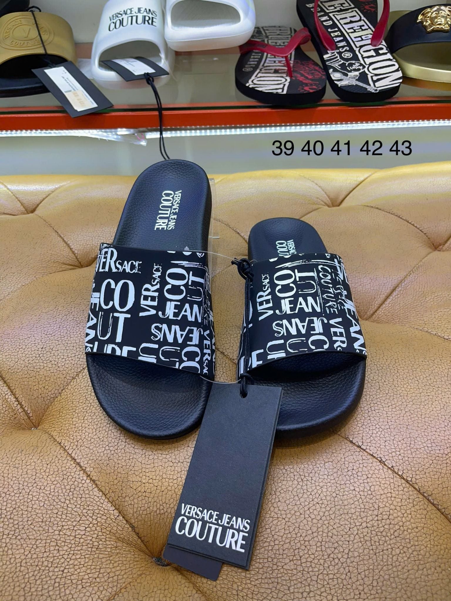 Dép Versace Đen Nhiều Chữ Trắng - New - 74YA3SQ4