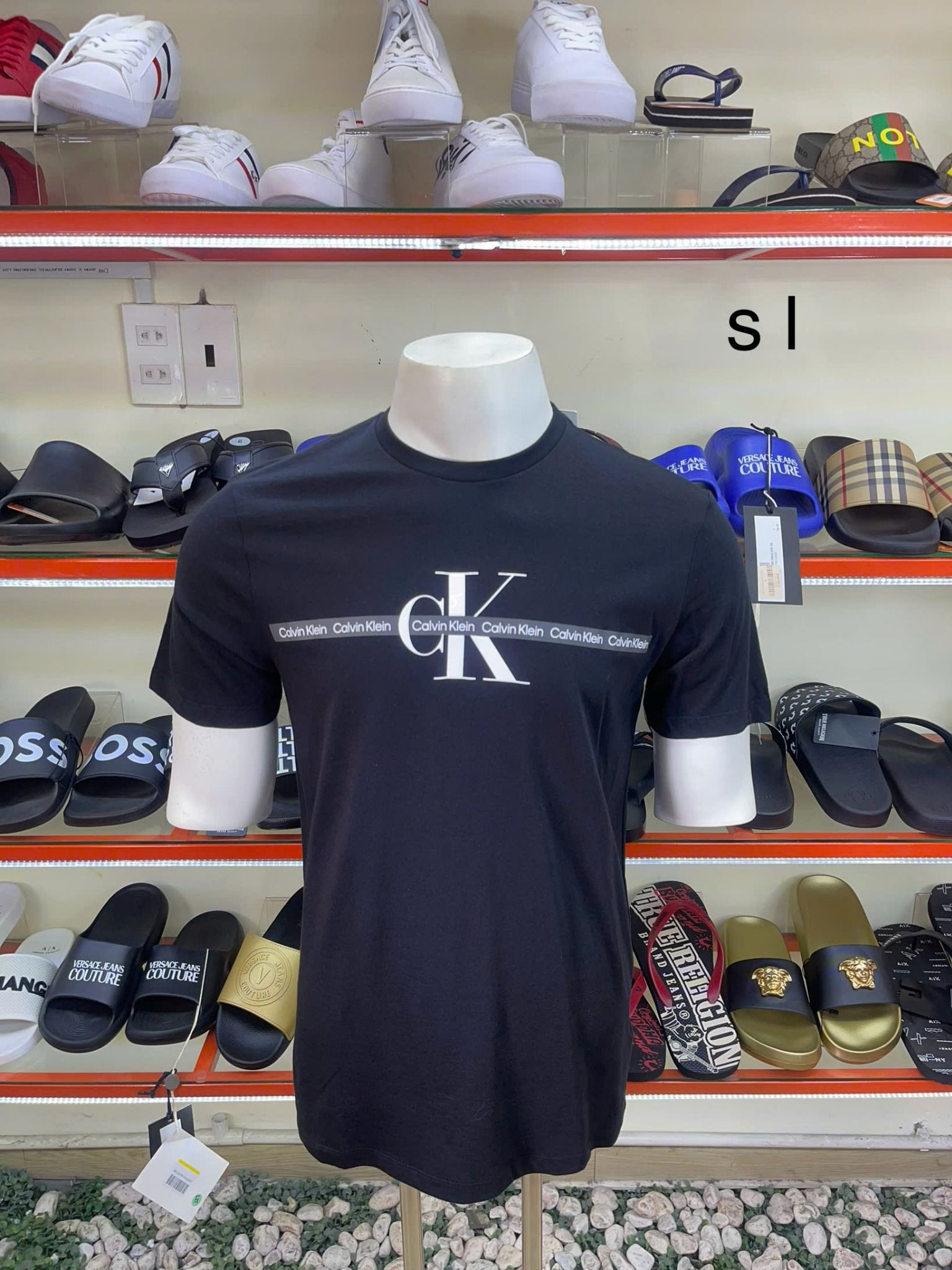 Áo Thun CK Calvin Klein Đen Chữ Ngang - New - SP40605816