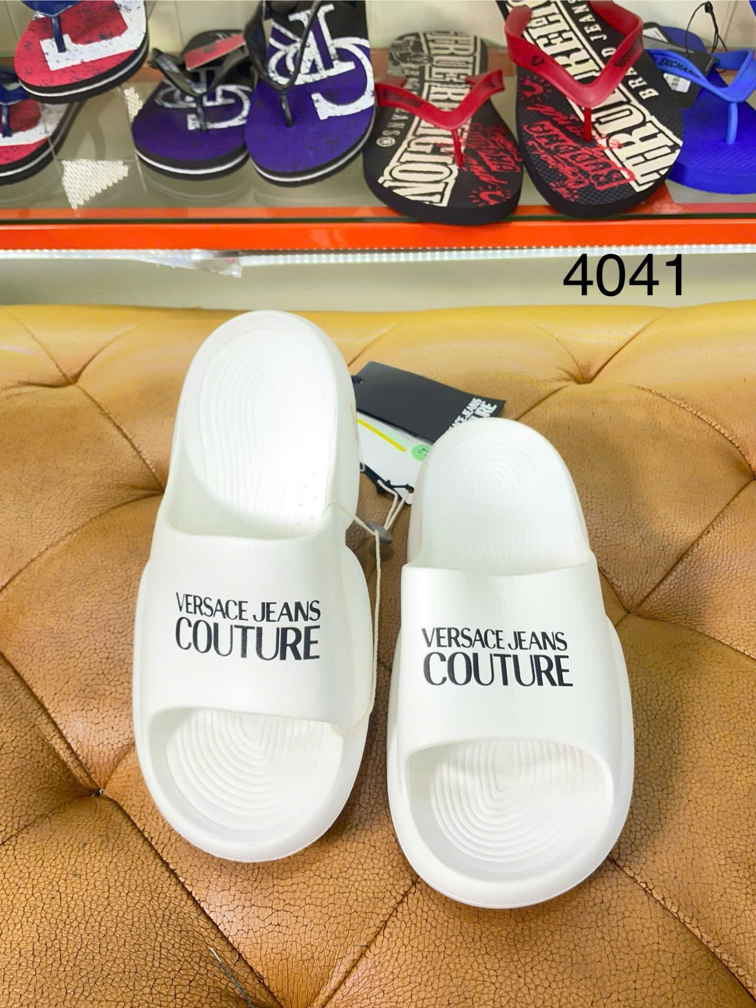 Dép Đúc Versace Trắng Chữ Đen - New - 74YA3S8A