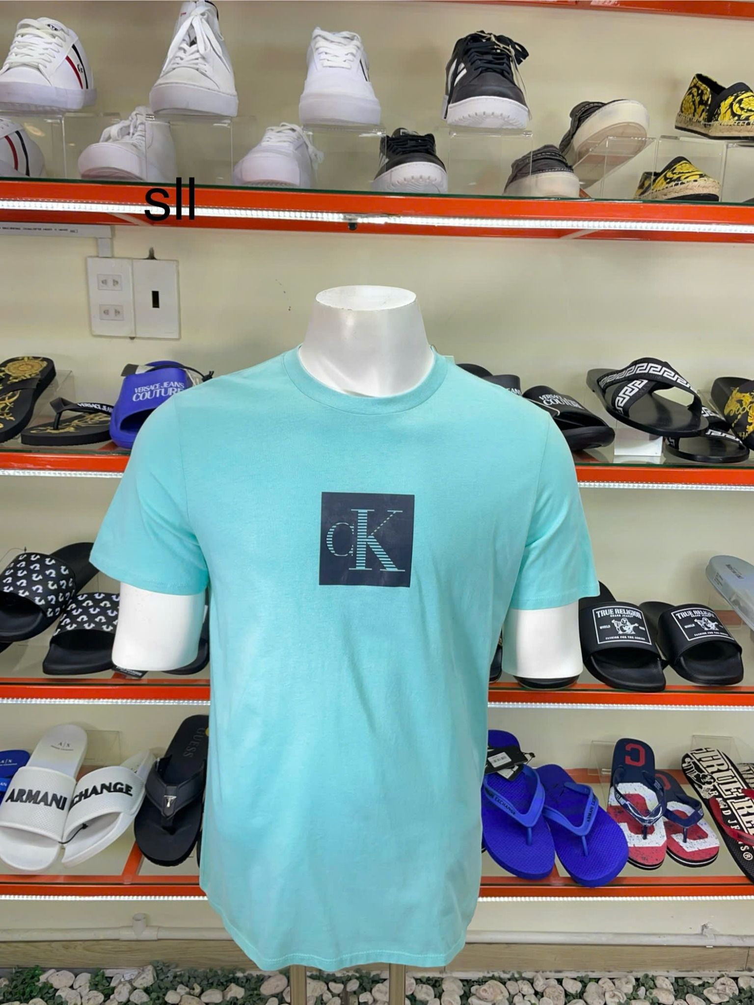 Áo Thun Xanh Ngọc Logo Hình Chữ Đen Calvin Klein - New - SP40586543