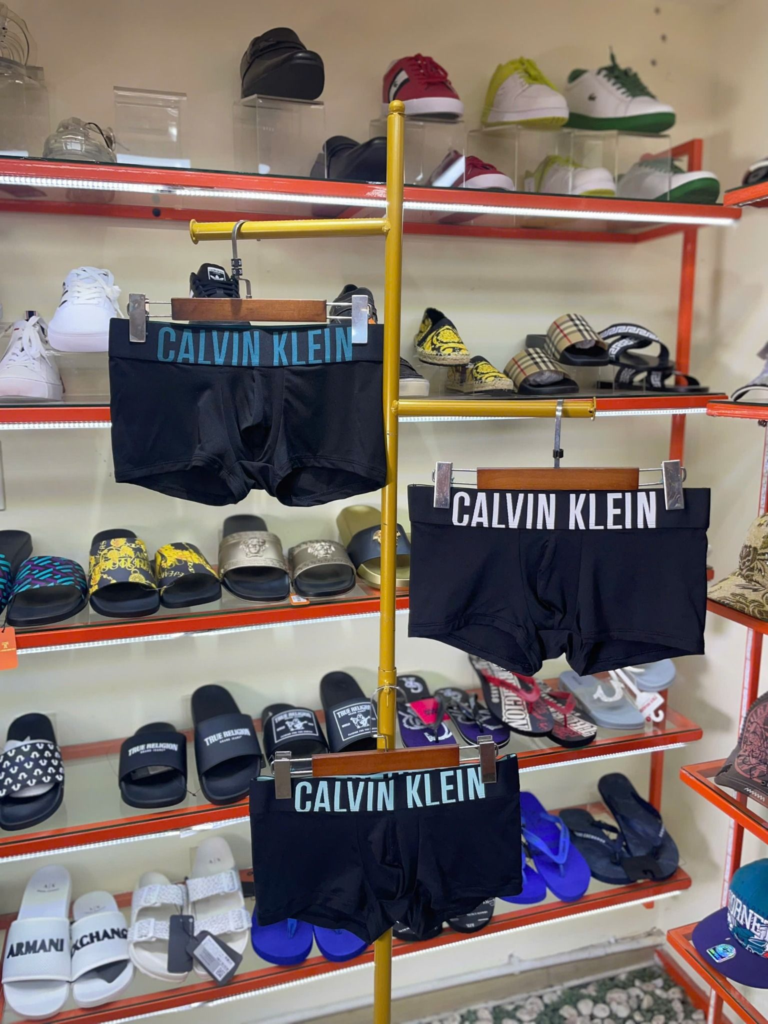 Set 3 Quần Lót Boxer CK Calvin Klein Đen Chữ Xanh Trắng - New - A34M392015