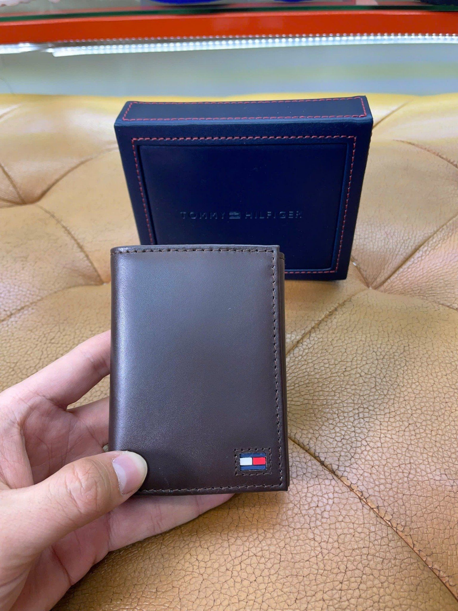 Ví Dọc Tommy Hilfiger Nâu Trơn Logo Nhỏ - New - 31HP110019