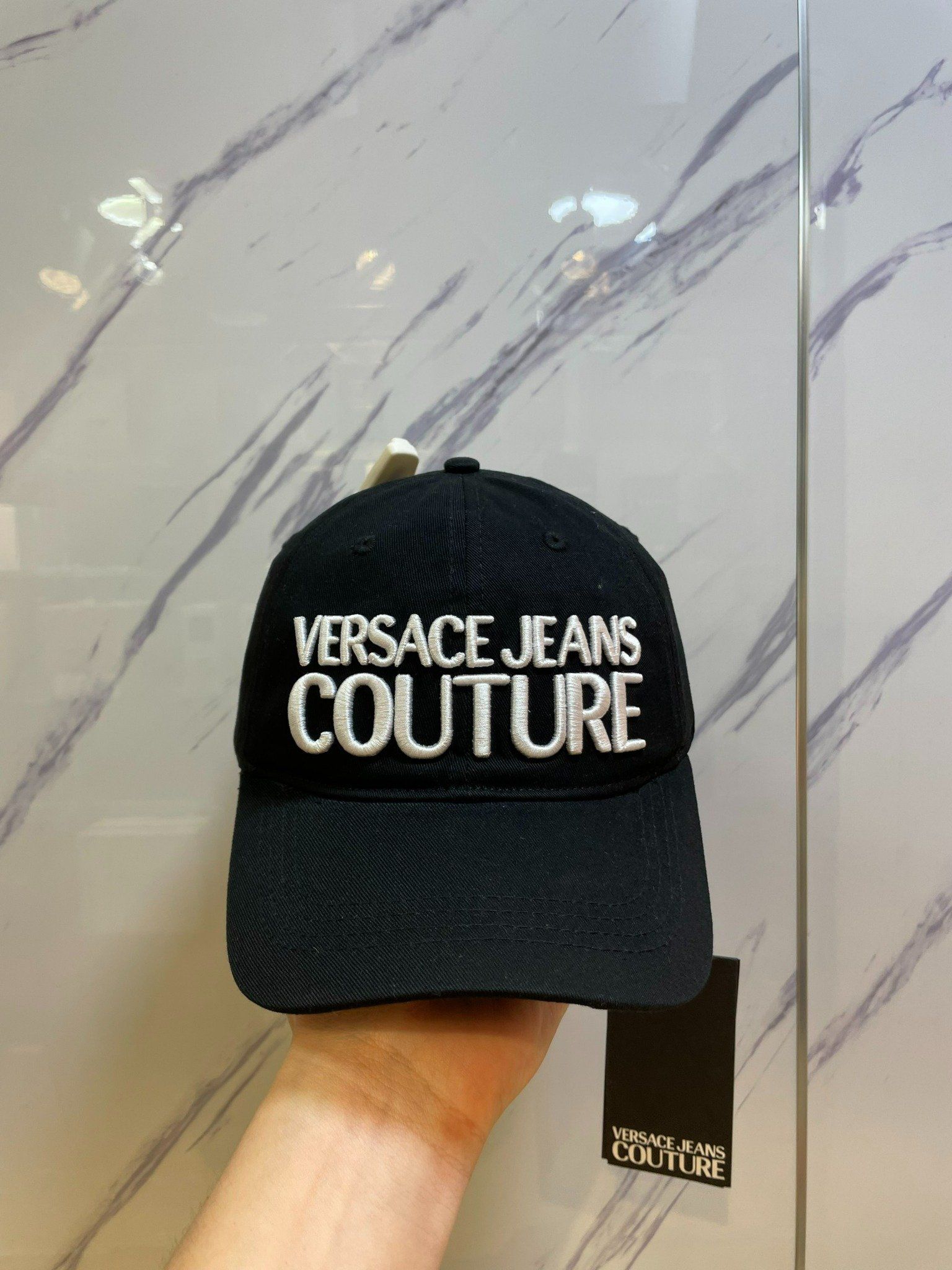 Nón Versace Đen Chữ Trắng Ngang To - New - 72HAZK10