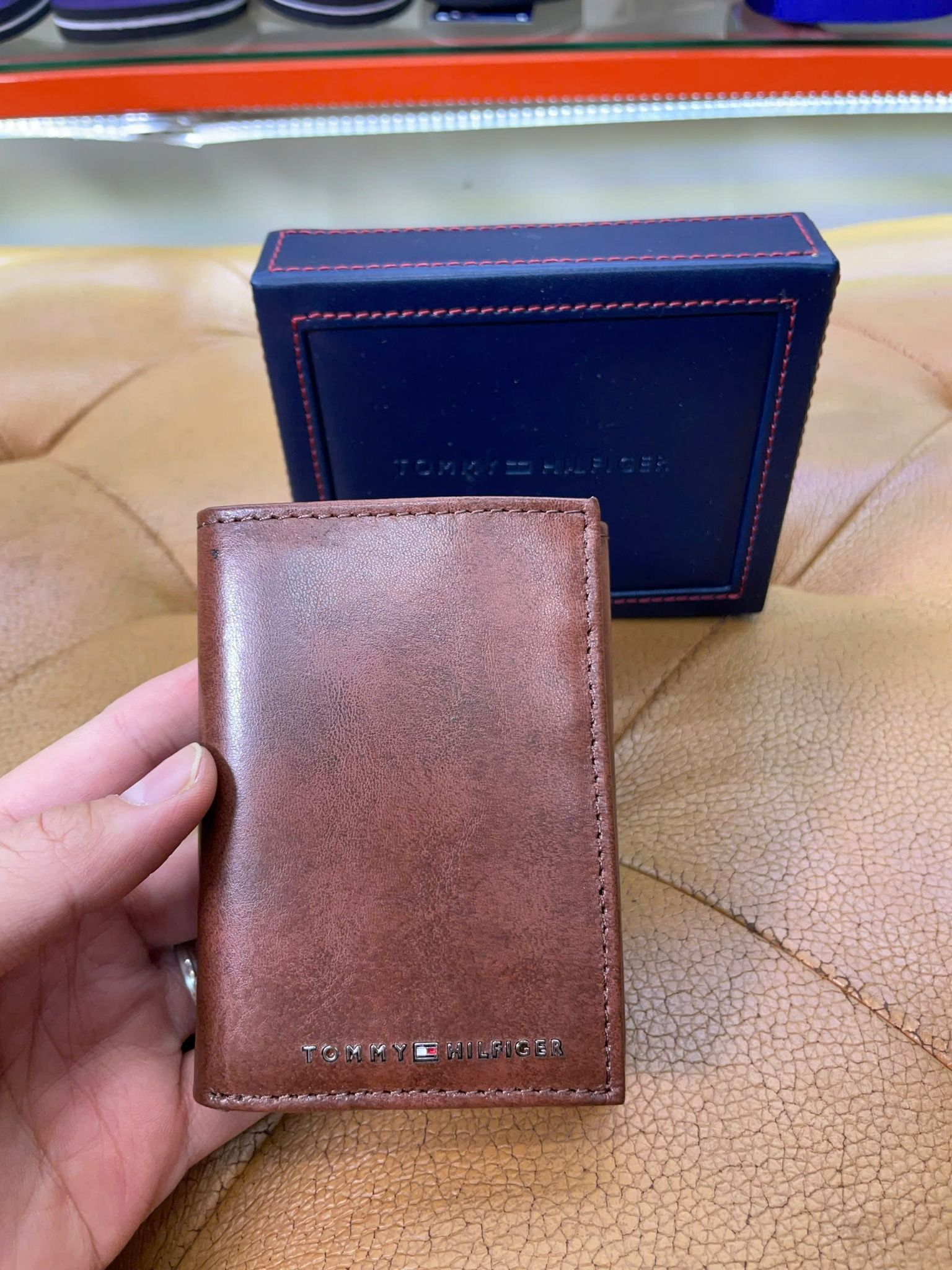 Ví Dọc Tommy Hilfiger Nâu Trơn Chữ Nhỏ - New - 31HP110044