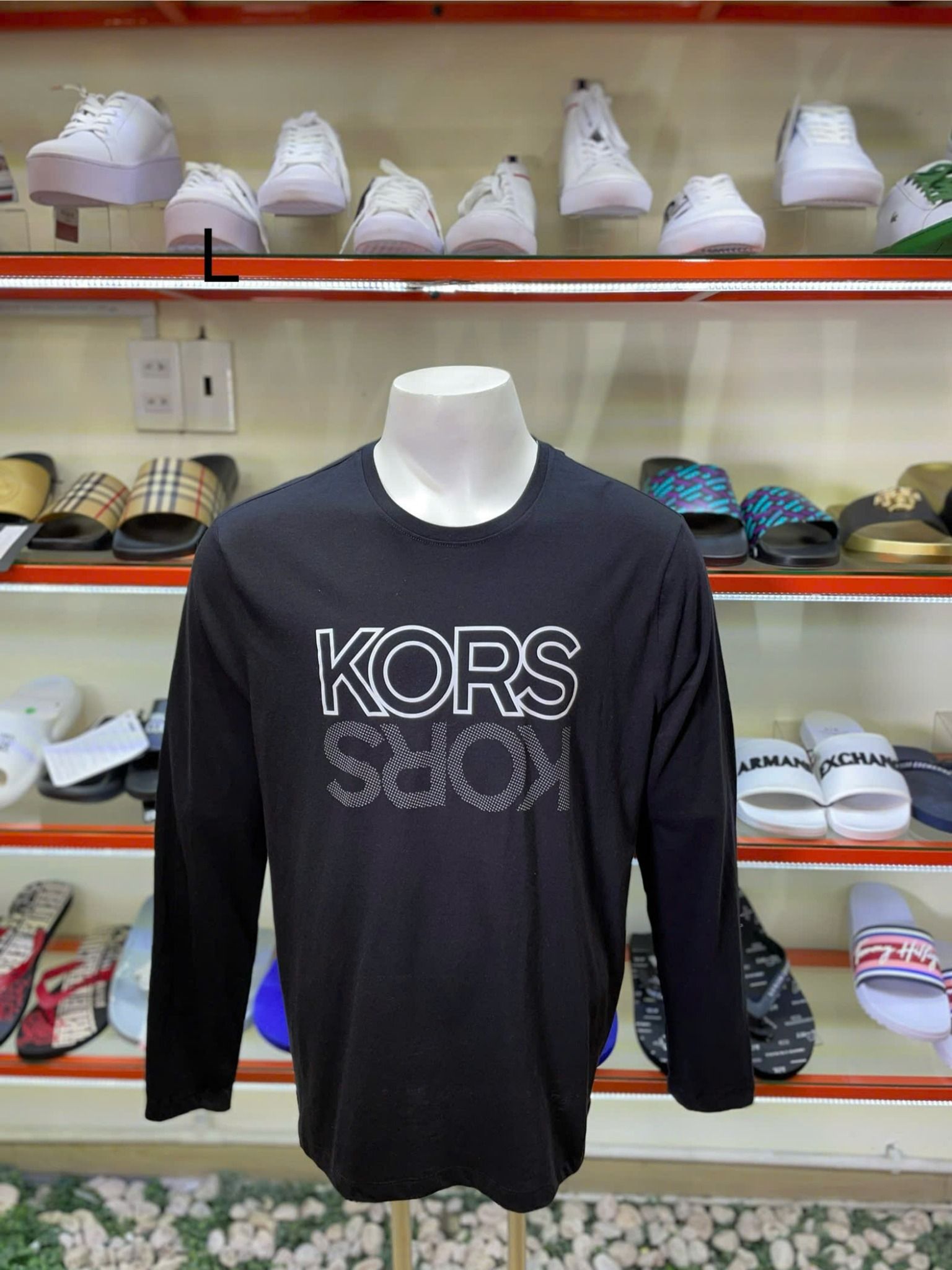 Áo Thun Tay Dài MK Michael Kors Đen Hình Chữ Trắng - New - KF251WVF4 - TC01
