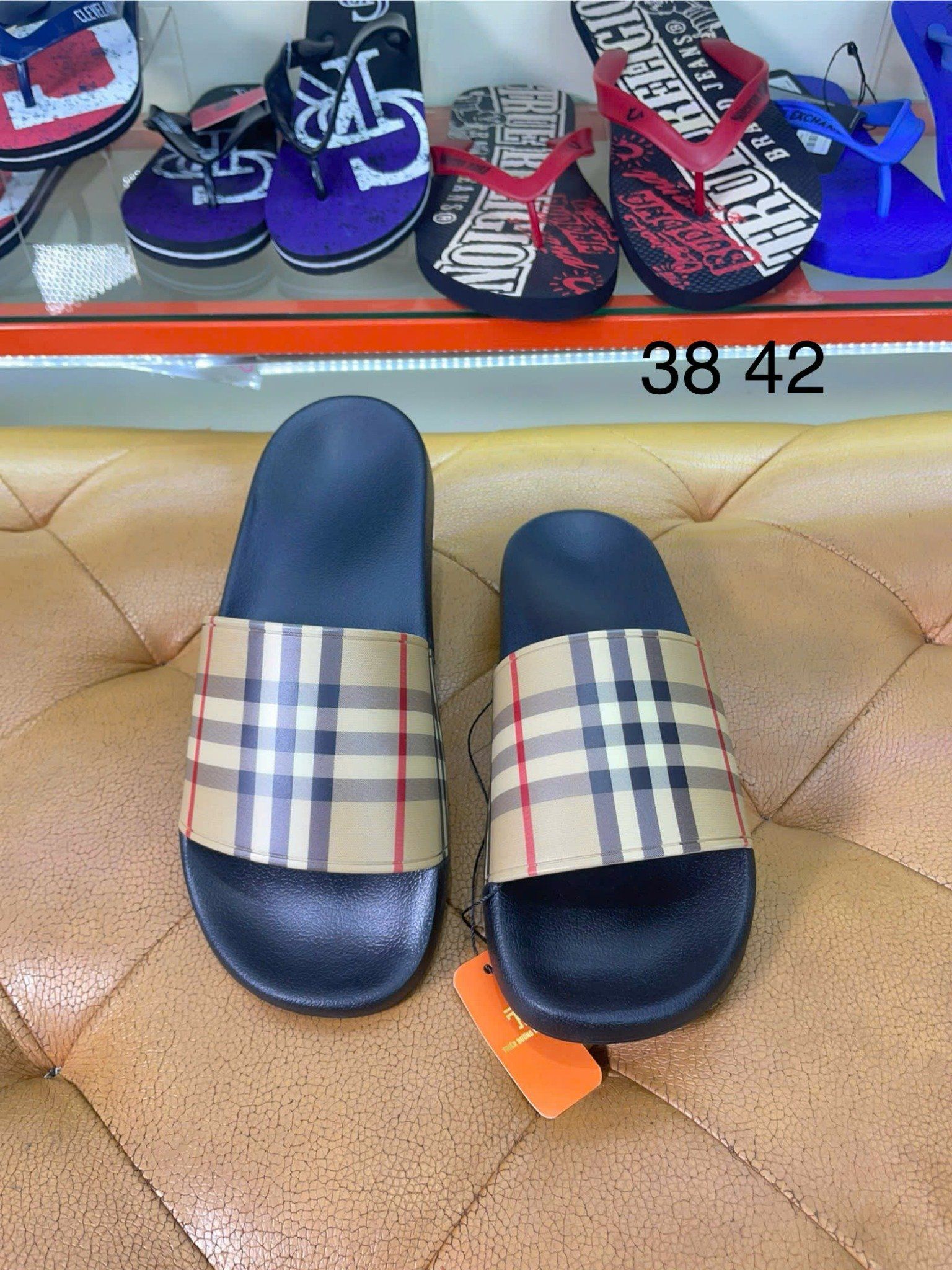 Dép Đen Kẻ Sọc Vàng Burberry - New - 112091