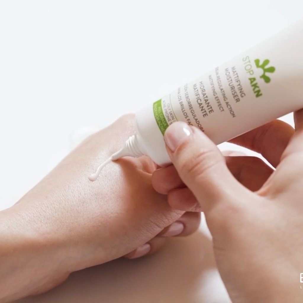 Kem Dưỡng Ẩm Kiềm Dầu Giảm Mụn Laboratorios Babe Stop AKN Mattifying Fluid 50ml