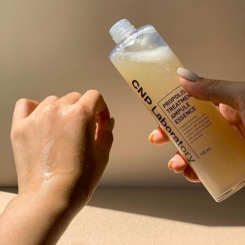 Nước Thần Keo Ong Phục Hồi Da CNP Laboratory Treatment Ampule Essence