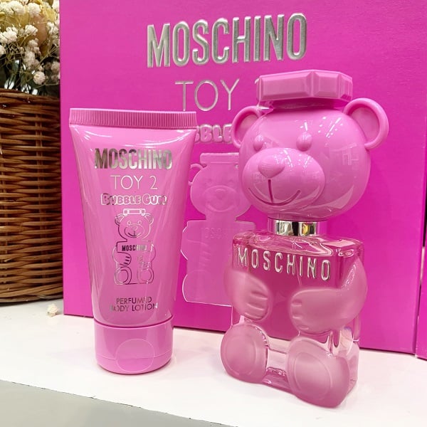 Set Nước Hoa Nữ Moschino Toy 2 Bubble Gum EDT (100ml + Bath & Shower Gel 100ml + Body Lotion 100ml + Mini 5ml)