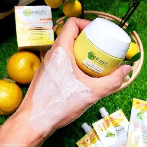 Kem Dưỡng Serum Sáng Da Ban Ngày Garnier Light Complete Vitamin C Serum Cream SPF30 50ml