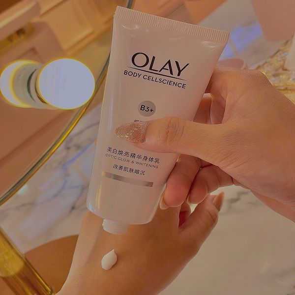 Sữa Dưỡng Thể Dưỡng Ẩm ,Trắng Da Olay B3+ Vitamin C Optic Glow & Whitening