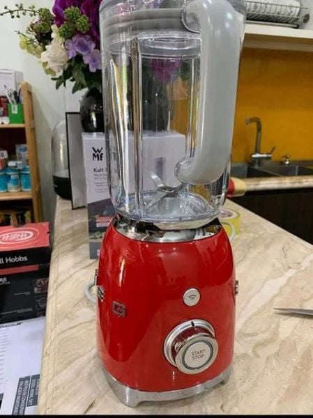Máy xay sinh tố Smeg màu đỏ