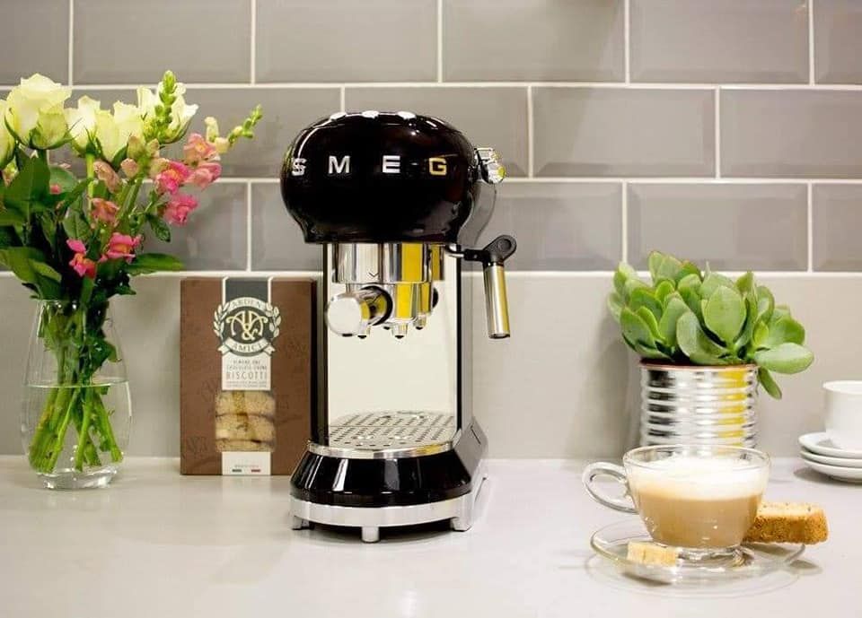 Máy pha cà phê SMEG ECF01 - Thổi hồn phong cách cổ điển châu Âu vào từng góc bếp hiện đại.