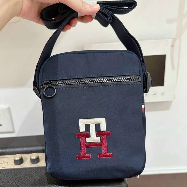 Túi đeo chéo Tommy