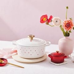 Nồi Le Creuset Valentine 22cm màu trắng hình tim núm vàng