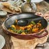 Chảo gang Staub Gusseisen Wok 30cm kèm giá róc mỡ