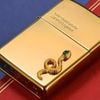 Bật lửa Zippo Rắn vàng đá xanh