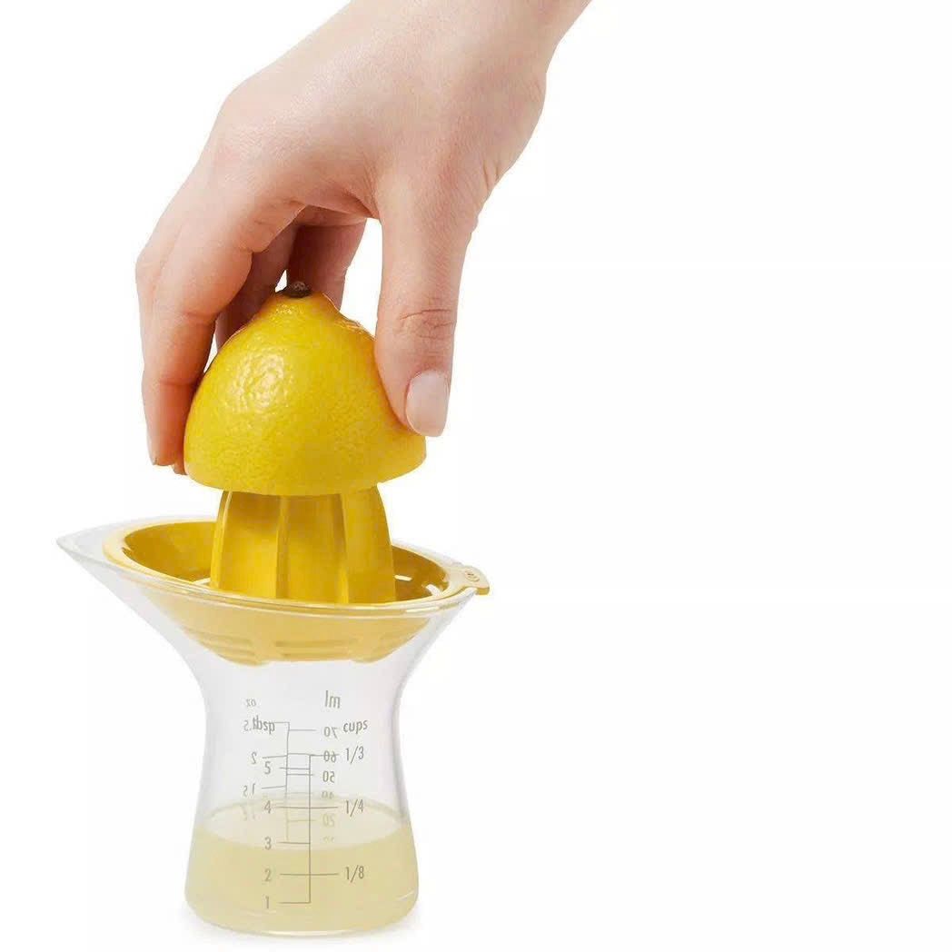Dụng cụ vắt chanh OXO có vạch đo dung tích