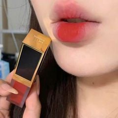 Son kem Tom Ford Liquid Lip Luxe Matte 129 Carnal Red màu đỏ hồng