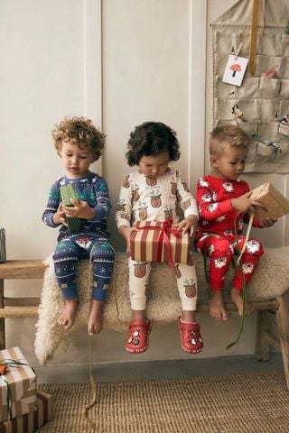 Set 3 bộ pyjamas NEXT hoạ tiết Giáng Sinh 665639