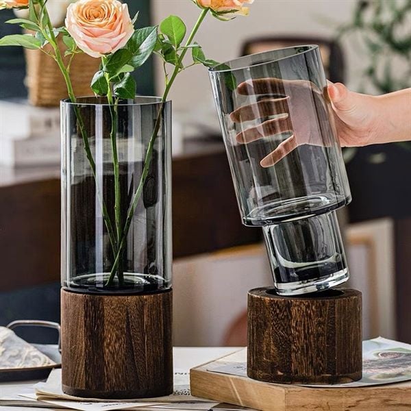  Lọ hoa thuỷ tinh dáng trụ đế gỗ 