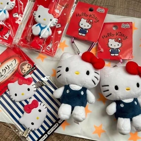  Móc khoá bông Hello Kitty quần yếm 