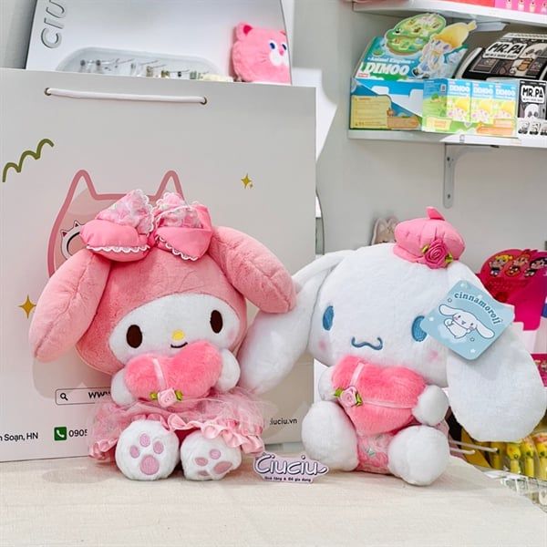  Gấu bông Sanrio ôm trái tim hoa hồng 24cm 