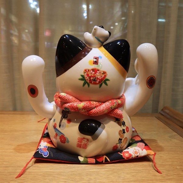  Mèo thần tài vẫy tay Daruma 