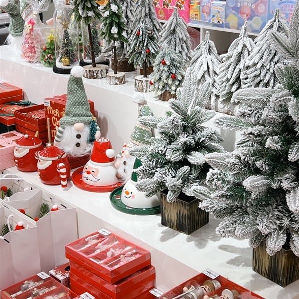  Cây thông phủ tuyết kèm chậu + đèn decor Giáng Sinh 