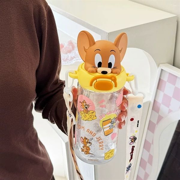  Bình nước Tom&Jerry dây đeo 580ml 