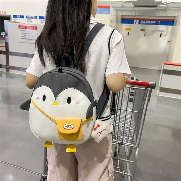  Balo cánh cụt đeo túi vàng 