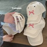  Mũ lưỡi trai trắng nơ hồng thêu 