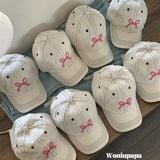  Mũ lưỡi trai trắng nơ hồng thêu 