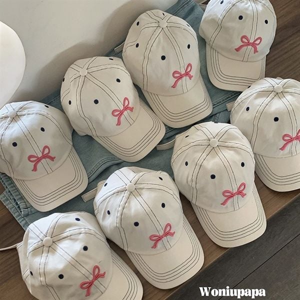  Mũ lưỡi trai trắng nơ hồng thêu 