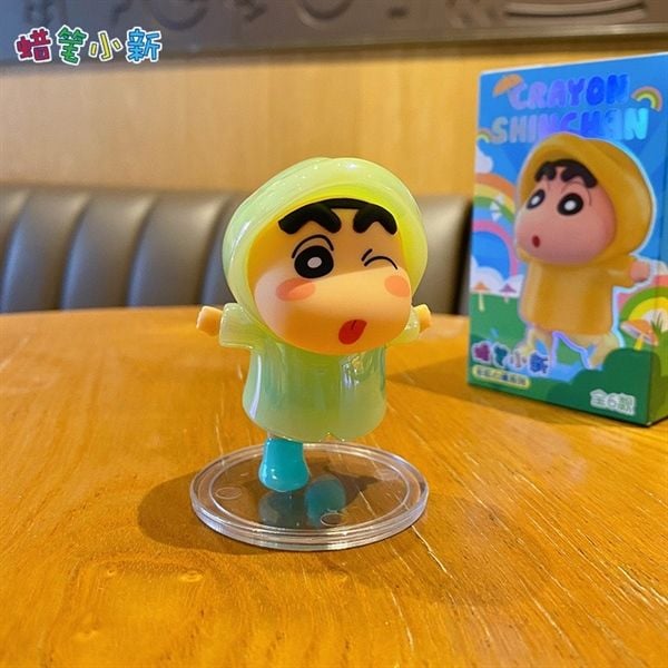  Mô hình Shin mặc áo mưa 