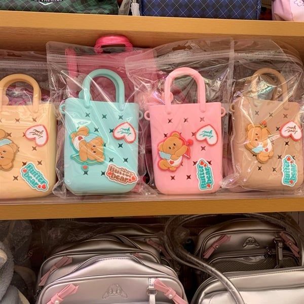  Túi silicon charm Butter Bear đeo chéo 