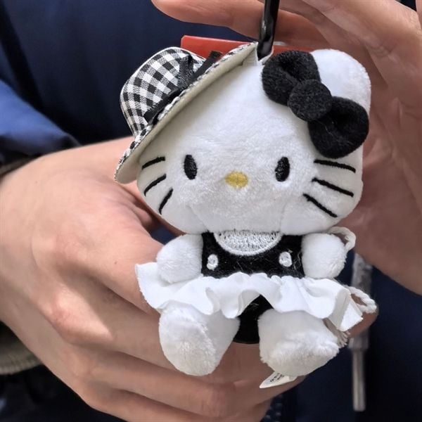  Móc khoá Hello Kitty bông mũ caro váy đen 